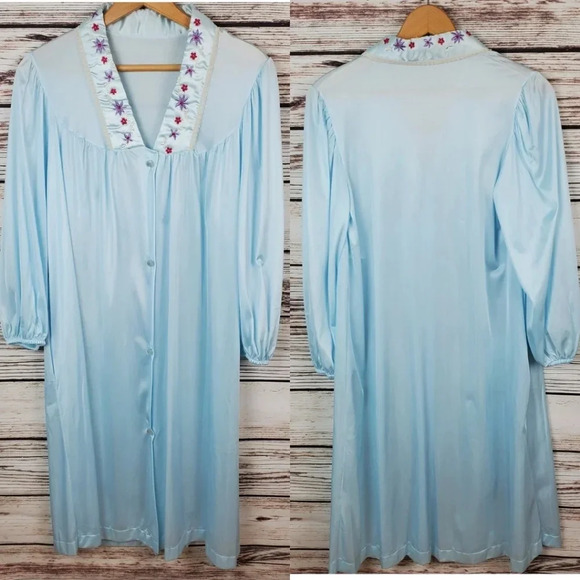 Movie Star Small Vinatge Blue Embroidered Nylon 2-Pc Matching Robe and Gown Set - Picture 4 of 12